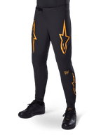 Alpinestars A-Supra Race Pants, pantaloni da corsa MTB neri con grafiche a stella arancioni, ventilazione traforata al laser e chiusura a cricchetto in vita, vestibilità slim performance per ciclismo fuoristrada