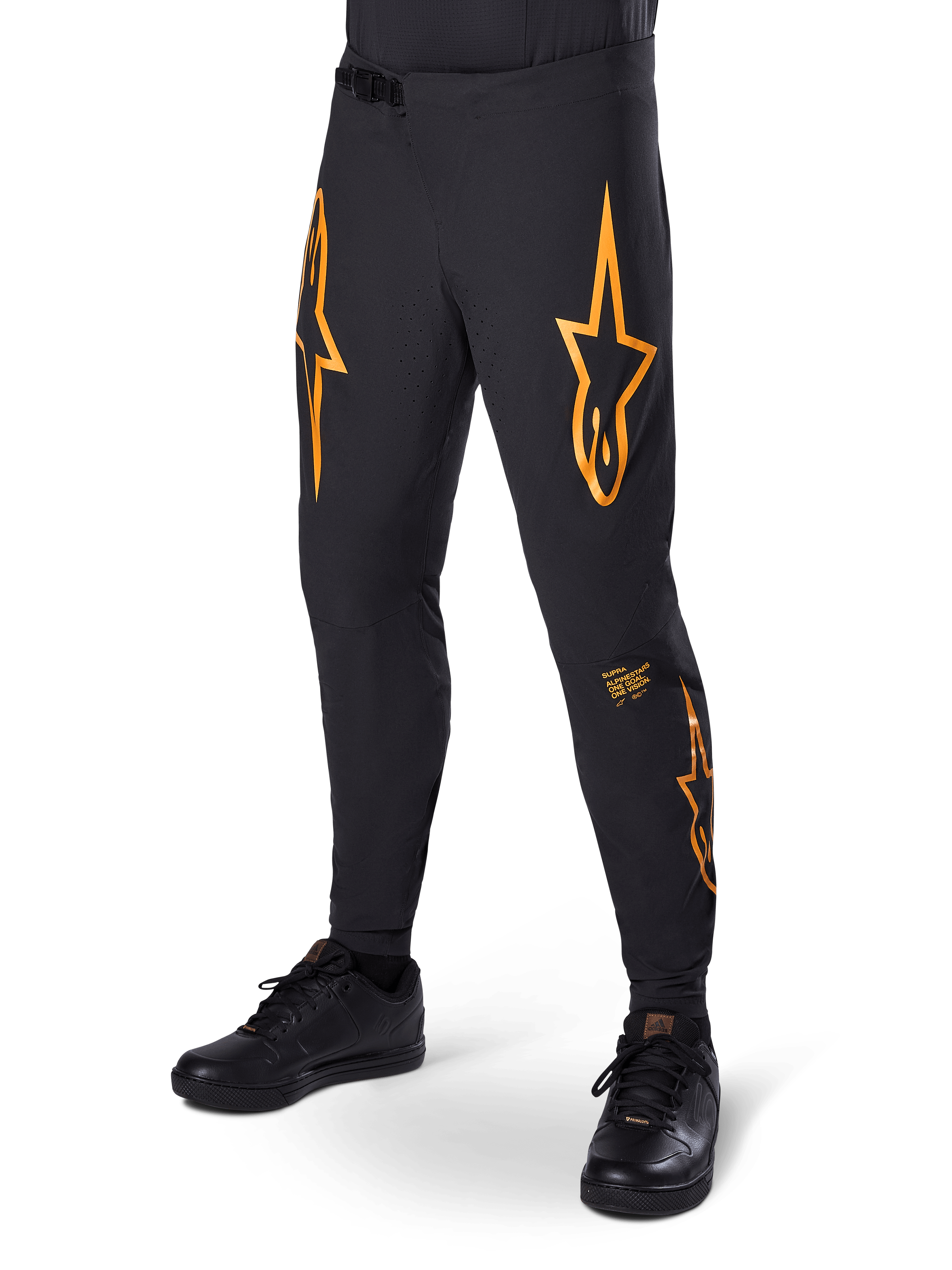 Alpinestars A-Supra Race Pants, pantaloni da corsa MTB neri con grafiche a stella arancioni, ventilazione traforata al laser e chiusura a cricchetto in vita, vestibilità slim performance per ciclismo fuoristrada