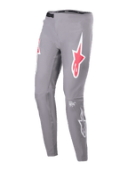 Pantaloni Alpinestars A-Supra Race, pantaloni da gara MTB, grigio scuro, con loghi a stella rossi e bianchi sulle cosce, fori di ventilazione perforati al laser, chiusura in vita a cricchetto nera, vestibilità slim performance per mountain bike
