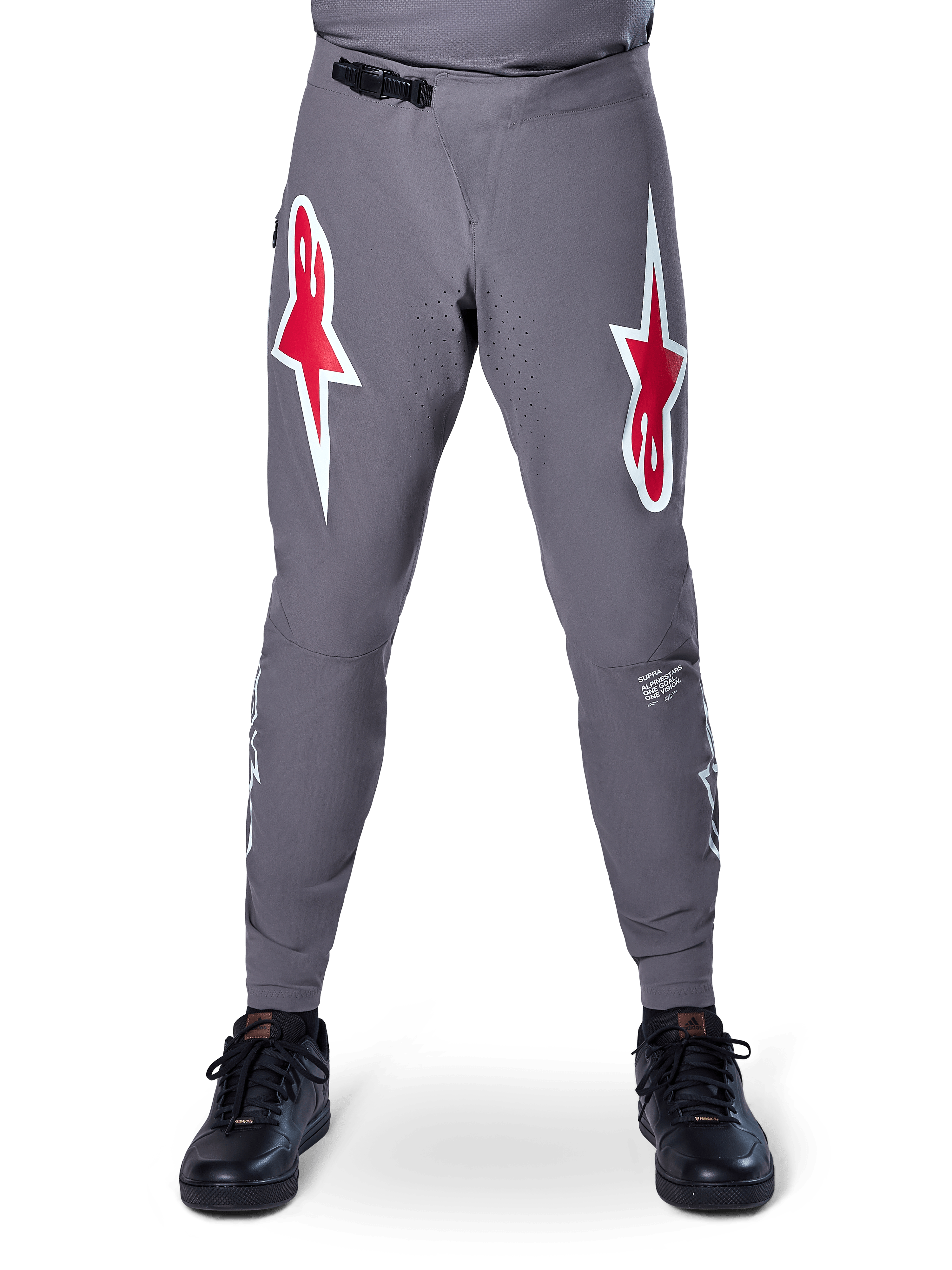 Alpinestars A-Supra Race Pants, pantaloni da gara MTB, grigio scuro, caratterizzati da grandi loghi a stella rossi e bianchi sulle cosce, ventilazione traforata al laser sull'interno gamba e chiusura in vita a cricchetto nera, progettati per le gare di mountain bike.