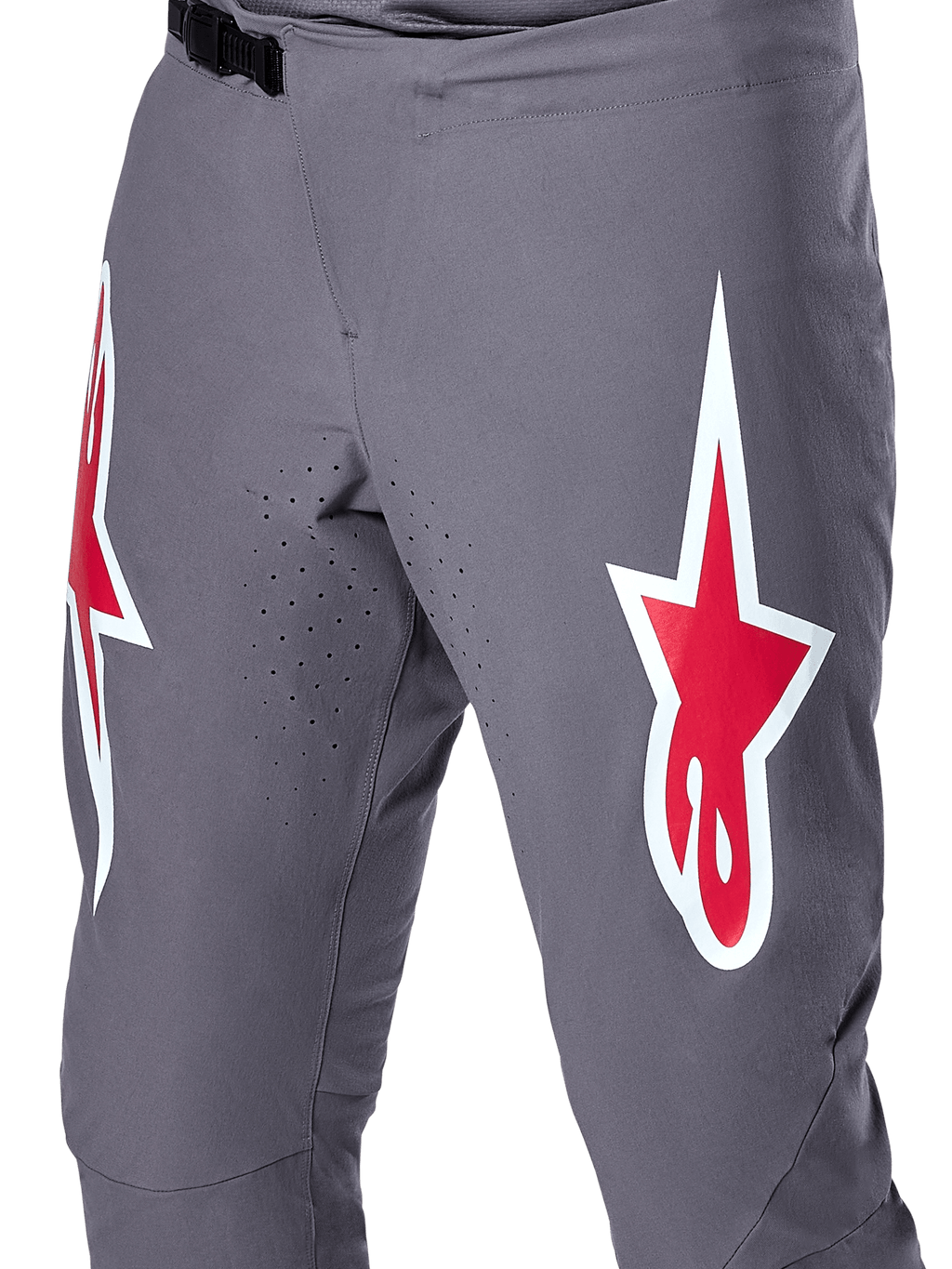 Alpinestars A-Supra Race Pants, pantaloni da gara MTB, grigio scuro con loghi rossi e bianchi, vista ravvicinata che mostra la ventilazione traforata al laser sull'interno coscia e la chiusura in vita a cricchetto nera