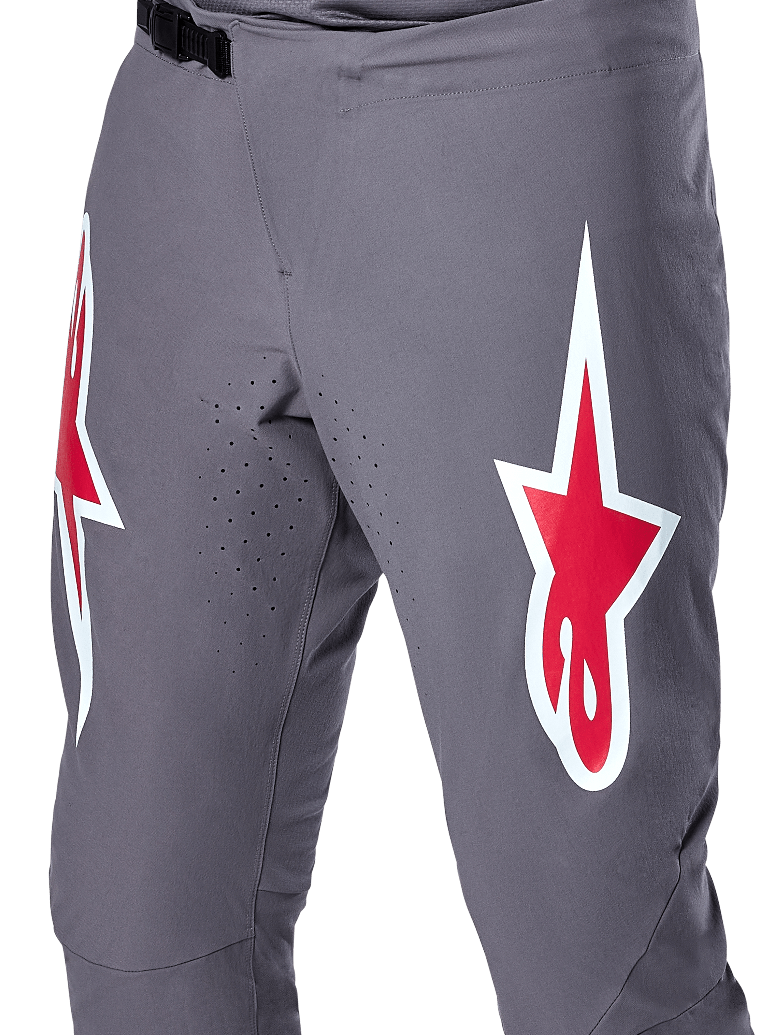 Alpinestars A-Supra Race Pants, pantaloni da gara MTB, grigio scuro con loghi rossi e bianchi, vista ravvicinata che mostra la ventilazione traforata al laser sull'interno coscia e la chiusura in vita a cricchetto nera