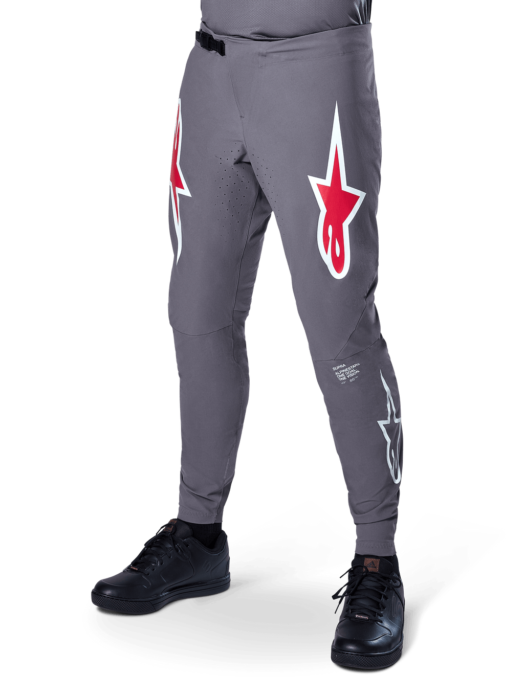 Alpinestars A-Supra Race Pants, pantaloni da mountain bike grigio scuro, caratterizzati da grandi loghi a stella rossi e bianchi sulle cosce, ventilazione traforata al laser e chiusura a cricchetto in vita, vestibilità performance per downhill ed enduro racing