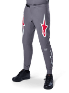 Alpinestars A-Supra Race Pants, pantaloni da mountain bike grigio scuro, caratterizzati da grandi loghi a stella rossi e bianchi sulle cosce, ventilazione traforata al laser e chiusura a cricchetto in vita, vestibilità performance per downhill ed enduro racing