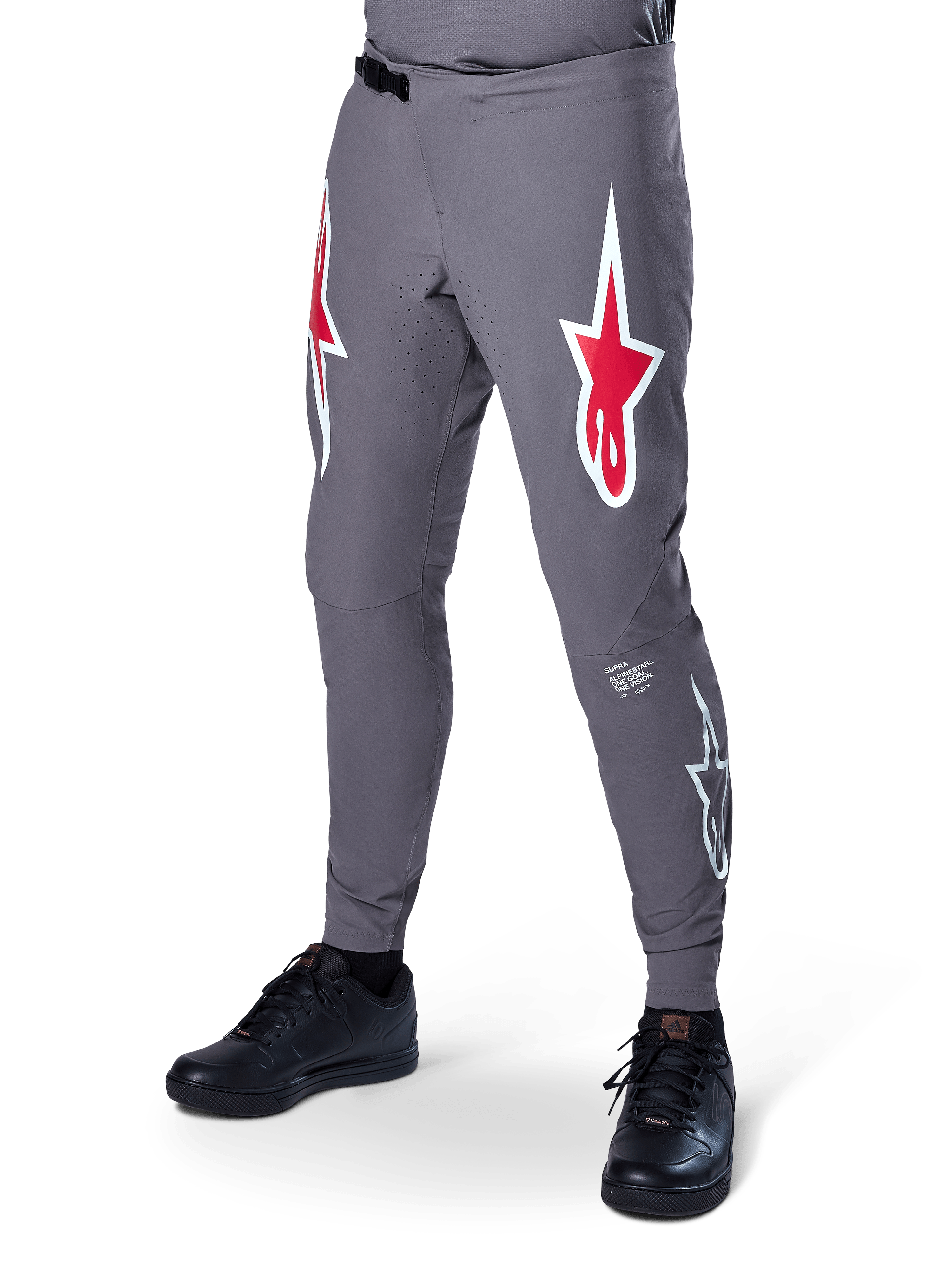Alpinestars A-Supra Race Pants, pantaloni da mountain bike grigio scuro, caratterizzati da grandi loghi a stella rossi e bianchi sulle cosce, ventilazione traforata al laser e chiusura a cricchetto in vita, vestibilità performance per downhill ed enduro racing