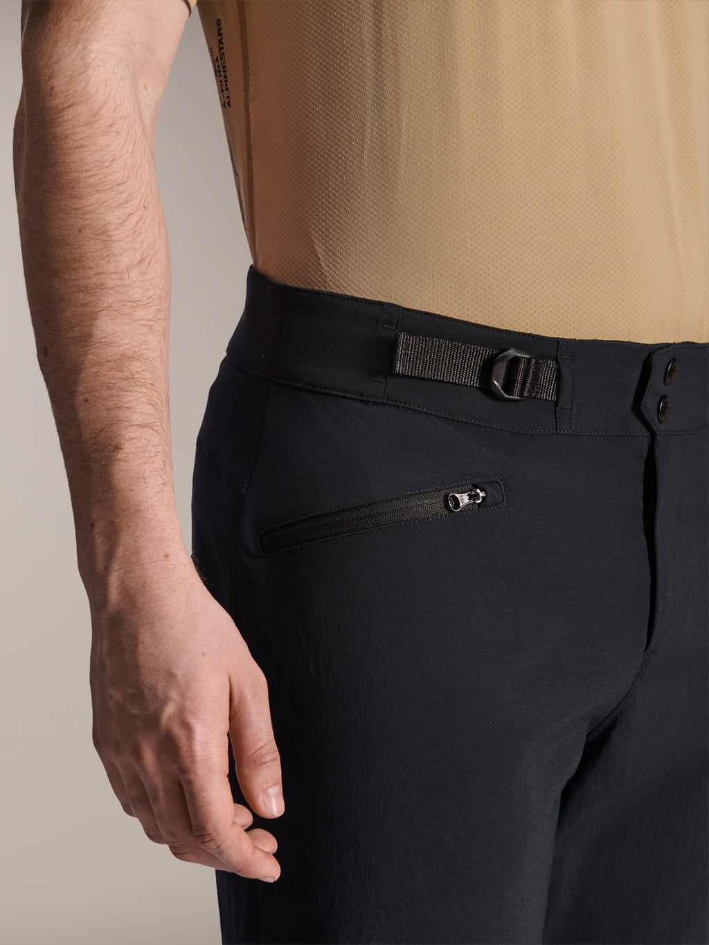 Alpinestars A-Dura Shorts, pantaloncini da MTB neri, vista ravvicinata con tasca con zip e cinturino laterale regolabile, chiusura a doppio scatto, tessuto resistente per mountain bike