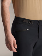 Alpinestars A-Dura Shorts, pantaloncini da MTB neri, vista ravvicinata con tasca con zip e cinturino laterale regolabile, chiusura a doppio scatto, tessuto resistente per mountain bike