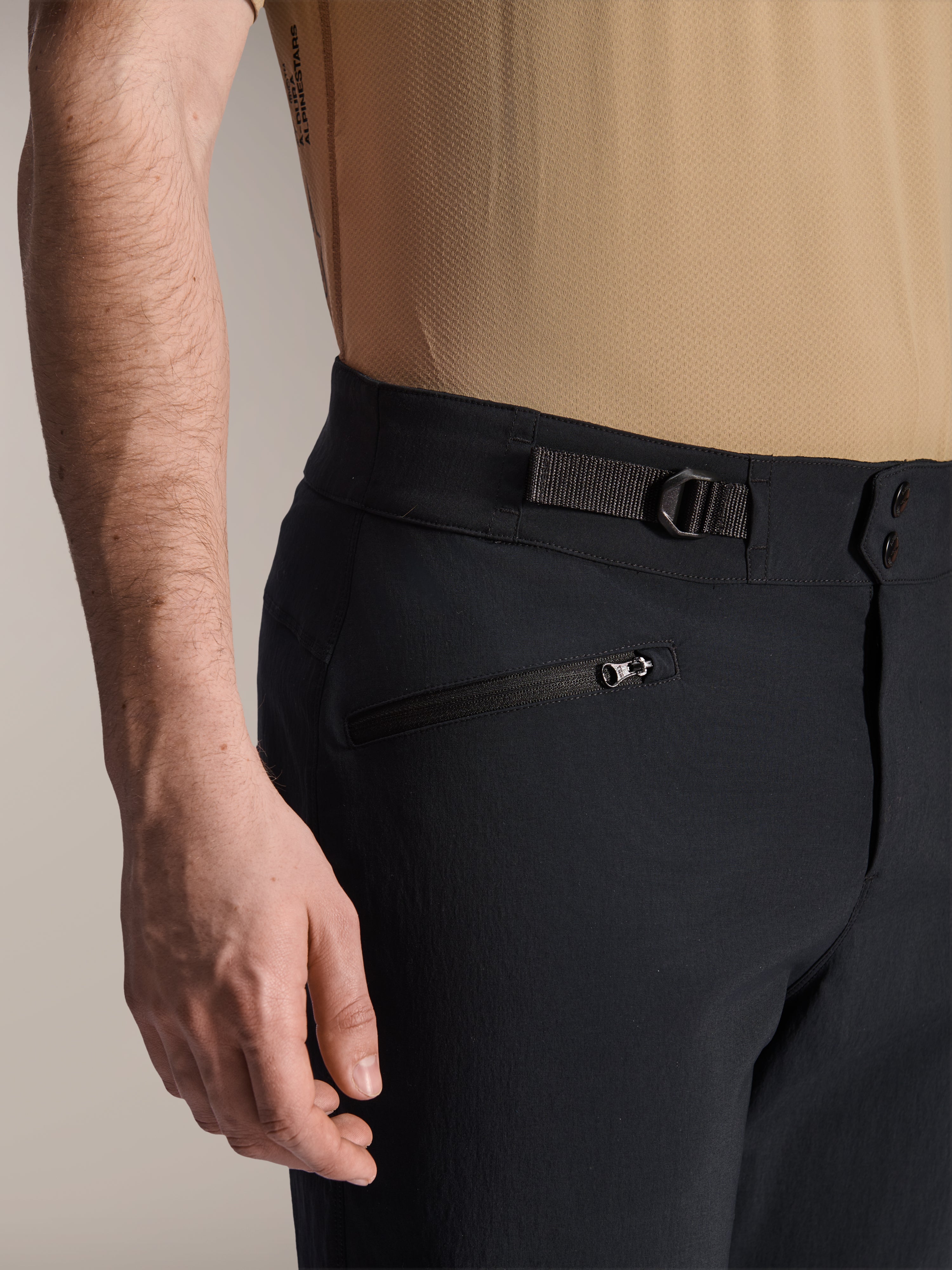 Alpinestars A-Dura Shorts, pantaloncini da MTB neri, vista ravvicinata con tasca con zip e cinturino laterale regolabile, chiusura a doppio scatto, tessuto resistente per mountain bike