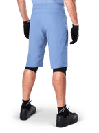 Alpinestars A-Dura Shorts, pantaloncini da mountain bike Infinity Blue, vista posteriore, abbinati a guanti neri, knee liners e calze nere con logo a stella bianco, materiale elastico resistente per ciclismo fuoristrada