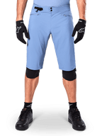 Alpinestars A-Dura Shorts, pantaloncini da mountain bike Infinity Blue, indossati con guanti e ginocchiere neri, dotati di chiusura a doppio scatto e regolatore laterale della vita, abbigliamento tecnico per MTB