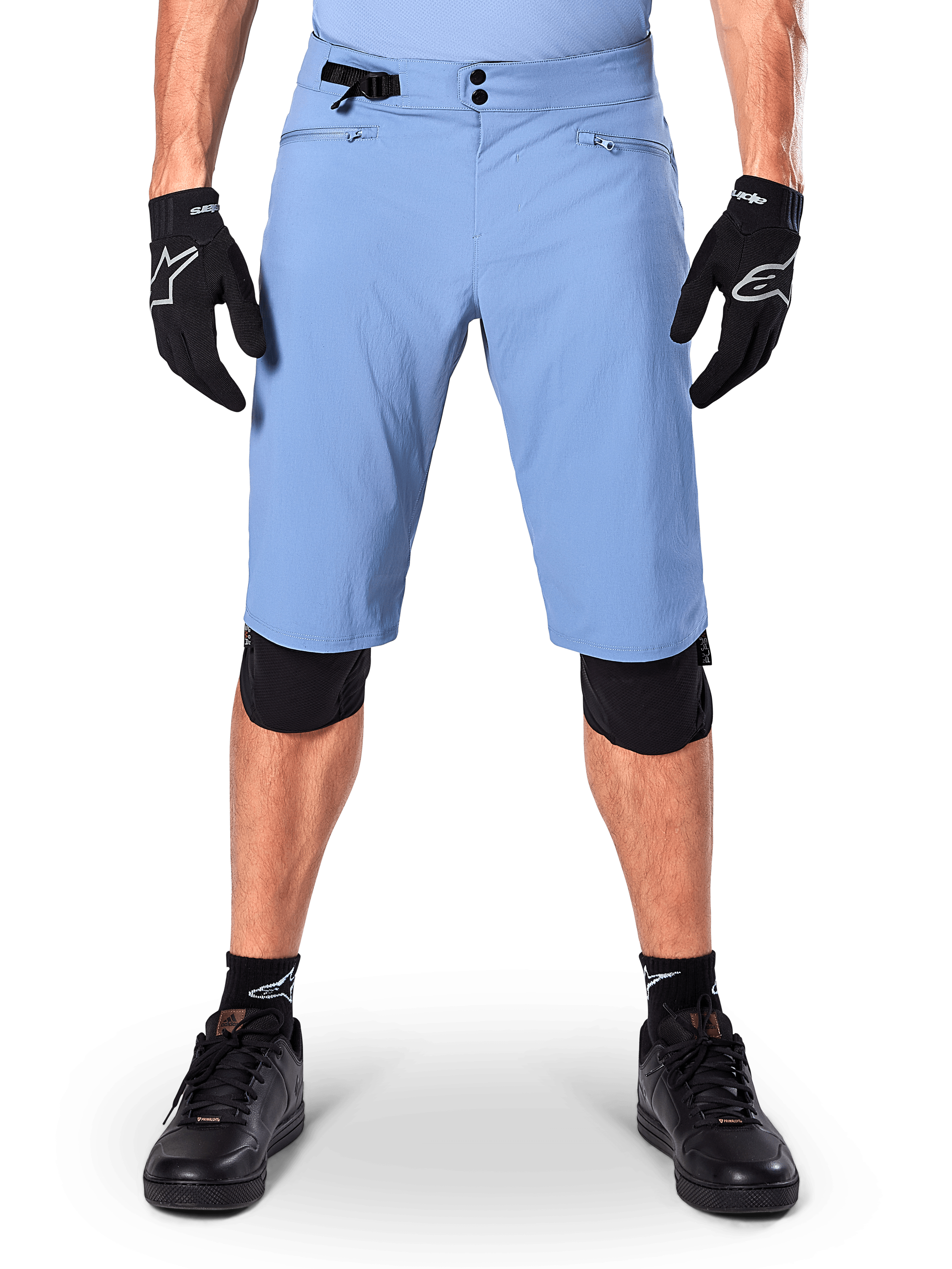 Alpinestars A-Dura Shorts, pantaloncini da mountain bike Infinity Blue, indossati con guanti e ginocchiere neri, dotati di chiusura a doppio scatto e regolatore laterale della vita, abbigliamento tecnico per MTB