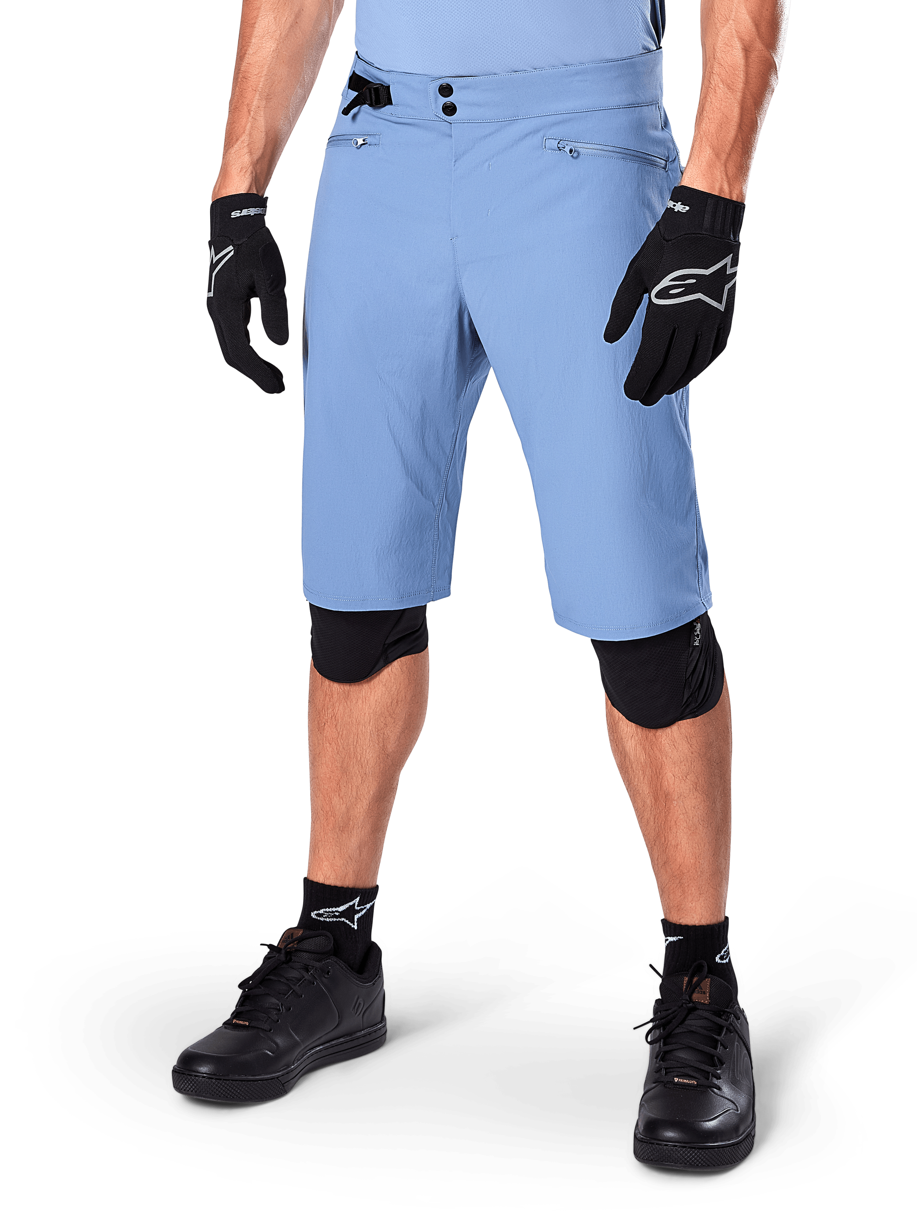 Alpinestars A-Dura Shorts, Infinity Blue, pantaloncini da mountain bike con tasche con zip e chiusura a doppio scatto, indossati con guanti e ginocchiere neri, resistente tessuto elasticizzato in 2 direzioni per MTB