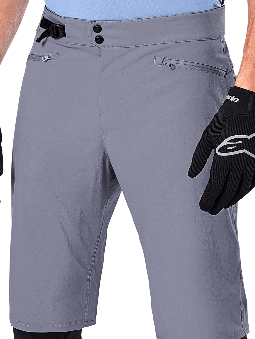 Alpinestars Shorts A-Dura, pantaloncini da MTB, grigio scuro, vista ravvicinata della vita con chiusura a doppio scatto, regolatore laterale e tasche con zip, abbinati a guanti da ciclismo neri, abbigliamento resistente da mountain bike