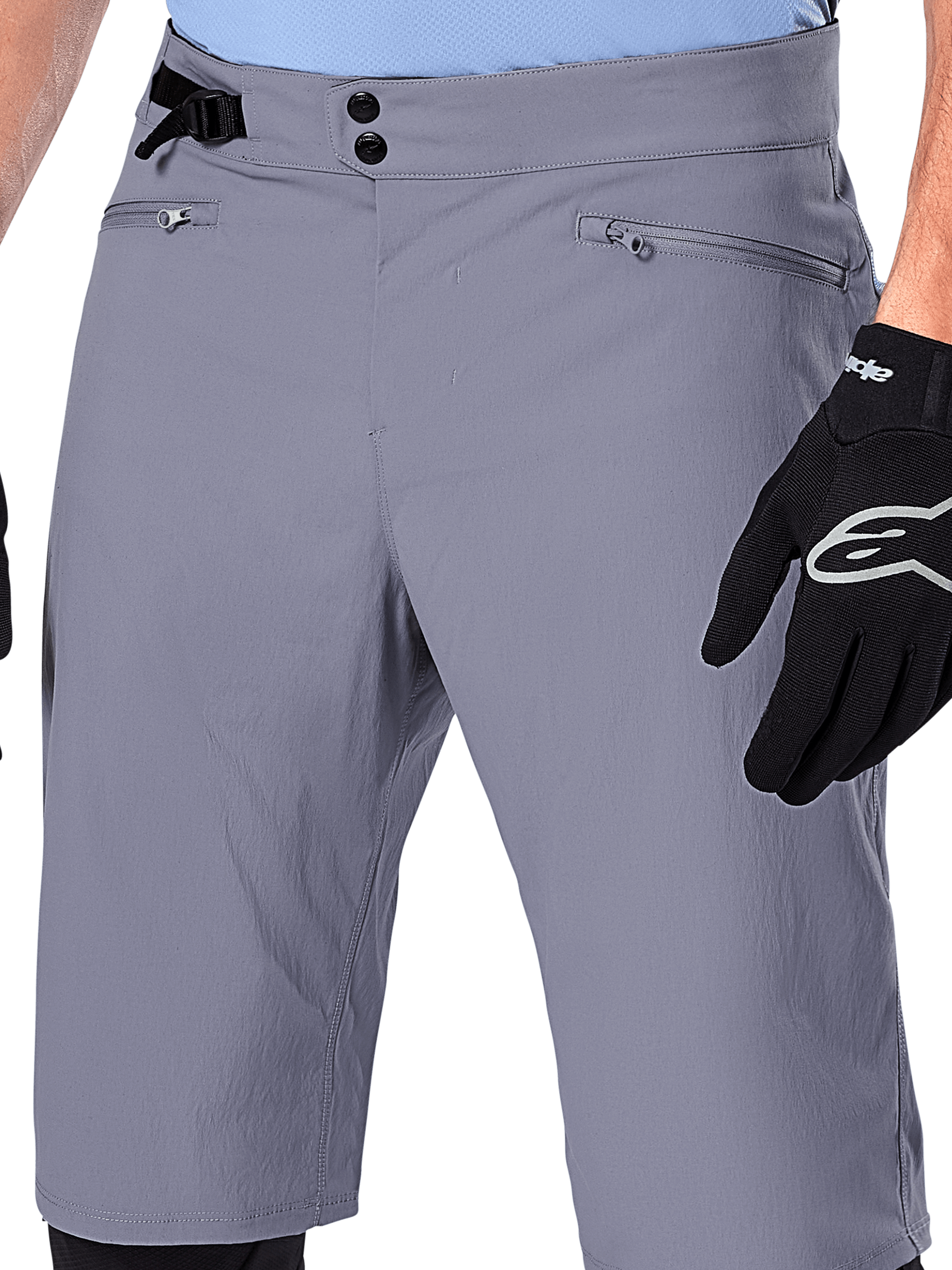 Alpinestars Shorts A-Dura, pantaloncini da MTB, grigio scuro, vista ravvicinata della vita con chiusura a doppio scatto, regolatore laterale e tasche con zip, abbinati a guanti da ciclismo neri, abbigliamento resistente da mountain bike