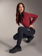 Alpinestars Stella A-Dura Thermal Pants, pantaloni MTB da donna, nero, indossati da una modella in posa accovacciata con maglia bordeaux a maniche lunghe e scarpe da ciclismo nere, logo a stella bianco sulla coscia, struttura calda e resistente per il fuoristrada in climi freddi