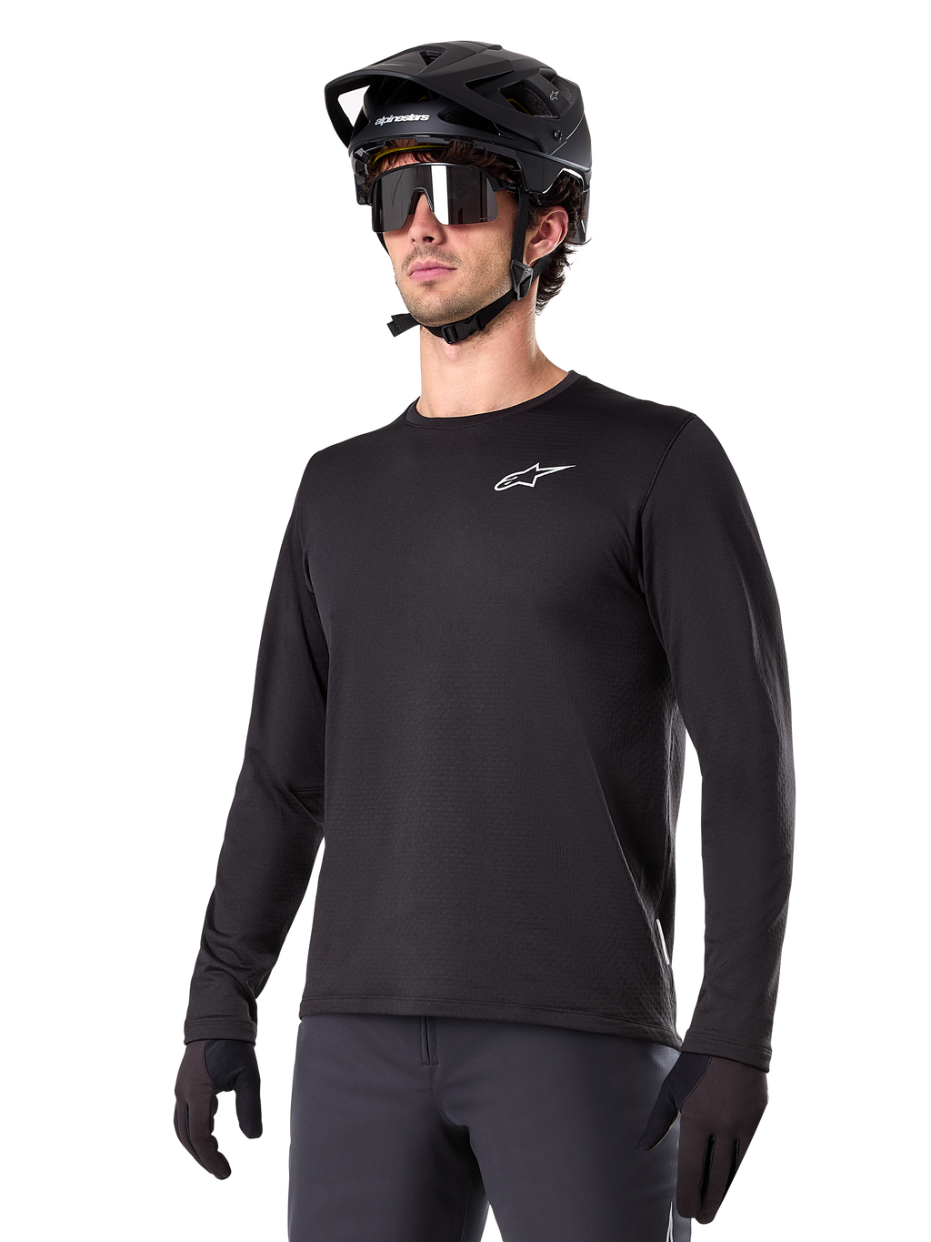 Alpinestars A-Dura Thermal Jersey, maglia da mountain bike a maniche lunghe nera, logo bianco sul petto, indossata con casco e guanti neri, design sportivo e lineare per trail riding