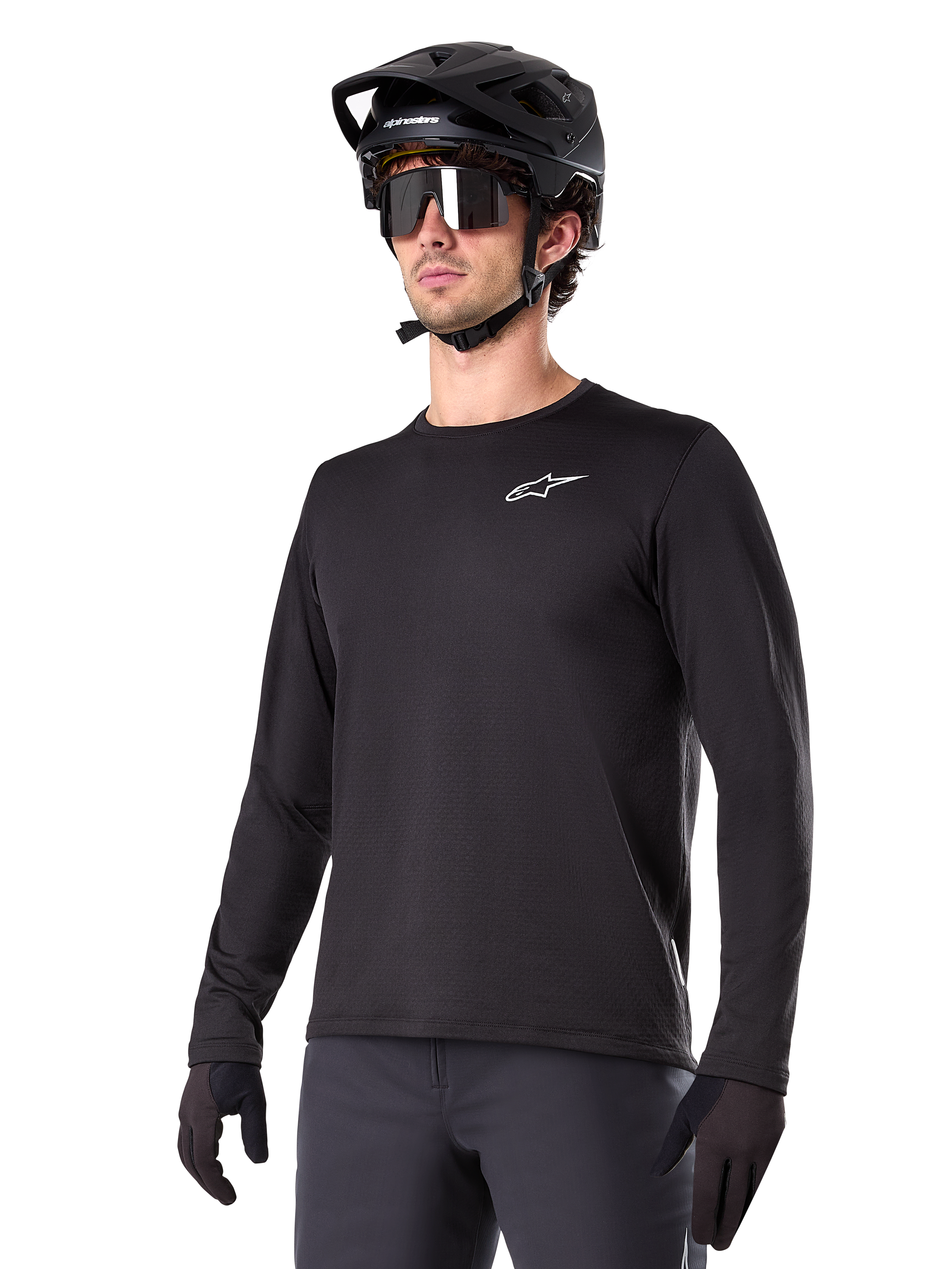 Alpinestars A-Dura Thermal Jersey, maglia da mountain bike a maniche lunghe nera, logo bianco sul petto, indossata con casco e guanti neri, design sportivo e lineare per trail riding