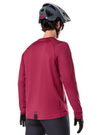 Alpinestars A-Dura Thermal Jersey, maglia da mountain bike a maniche lunghe, bordeaux, vista posteriore su modello con casco da MTB grigio e guanti neri, con coda allungata e piccoli dettagli del logo, progettata per il trail riding in climi freddi