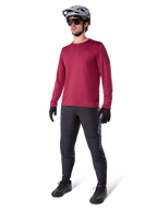 Maglia termica Alpinestars A-Dura in bordeaux, maglia da ciclismo a maniche lunghe isolante, indossata con pantaloni da mountain bike grigio scuro, guanti neri e casco grigio, scatto in studio a figura intera di abbigliamento MTB per il freddo