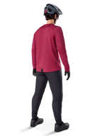 Alpinestars A-Dura Thermal Jersey, maglia da ciclismo a maniche lunghe bordeaux, vista posteriore, indossata con pantaloni da mountain bike neri e casco grigio, con bordo posteriore allungato per una maggiore copertura, equipaggiamento da mountain bike per climi freddi