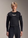 Alpinestars A-Aria Polartec Elite Jersey, maglia MTB a maniche lunghe, nera, con logo 'astars' bianco sul petto e grafiche bianche sulle spalle, abbigliamento tecnico da ciclismo indossato da un modello