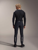 Alpinestars Maglia A-Aria Polartec Elite a maniche lunghe, maglia da MTB nera, vista posteriore indossata con pantaloni neri coordinati, vestibilità performante per mountain bike, con tessuto tecnico traspirante e branding discreto sulla parte bassa della schiena
