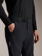Pantaloni Alpinestars A-Aria Elite, pantaloni MTB, Black Titanium, vista ravvicinata della chiusura con fibbia magnetica e della tasca con zip, con ventilazione traforata al laser e logo Alpinestars bianco, abbigliamento tecnico da mountain bike.