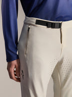 Alpinestars Pantaloni A-Aria Elite, pantaloni da mountain bike, ecru, primo piano con chiusura a fibbia magnetica nera in vita, tasca con zip e fori di ventilazione tagliati al laser, abbigliamento tecnico per ciclismo fuoristrada