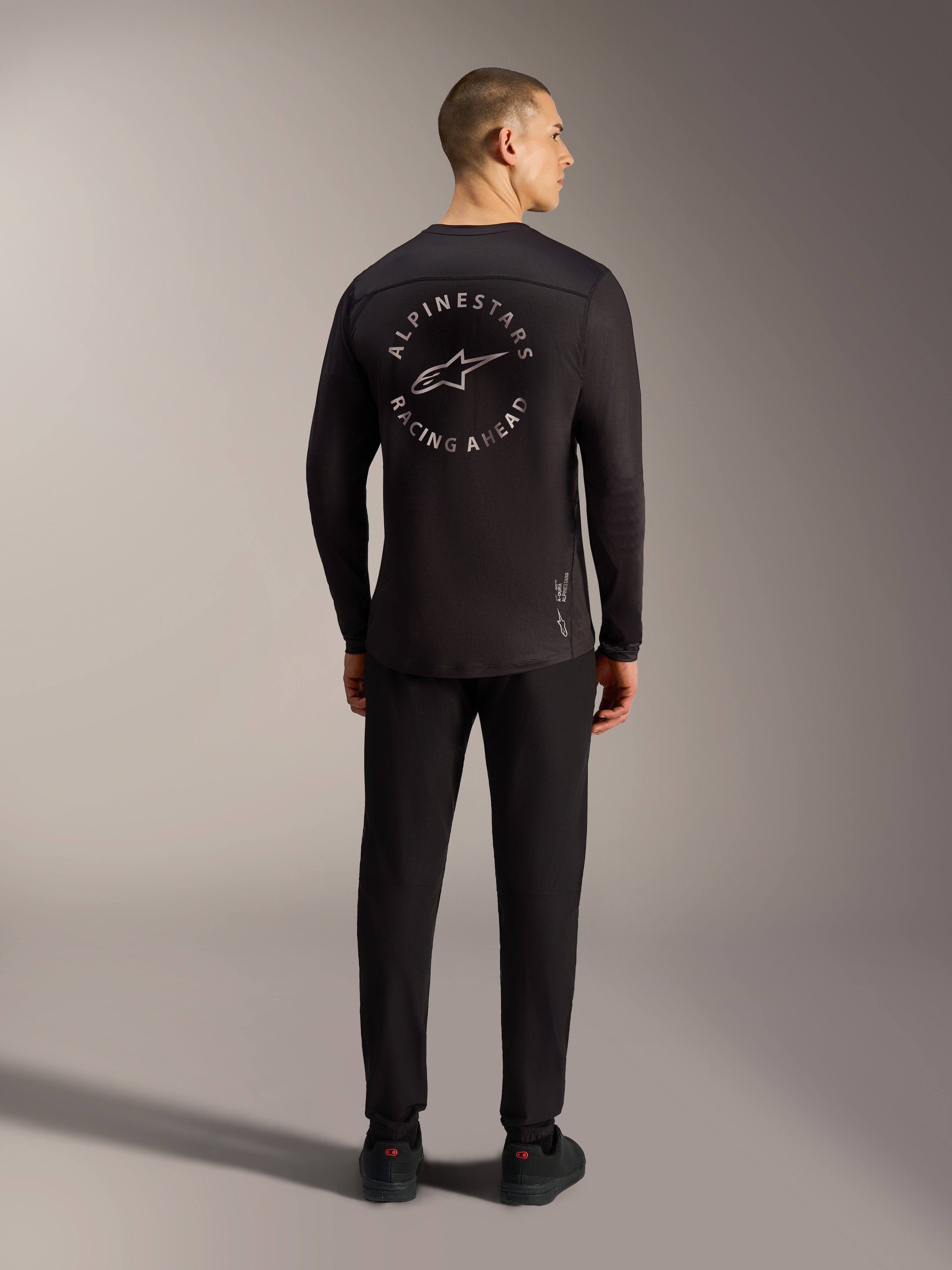 Alpinestars A-Dura Air, maglia nera a maniche lunghe con grafica Racing Ahead sul retro e mesh traspirante per MTB.