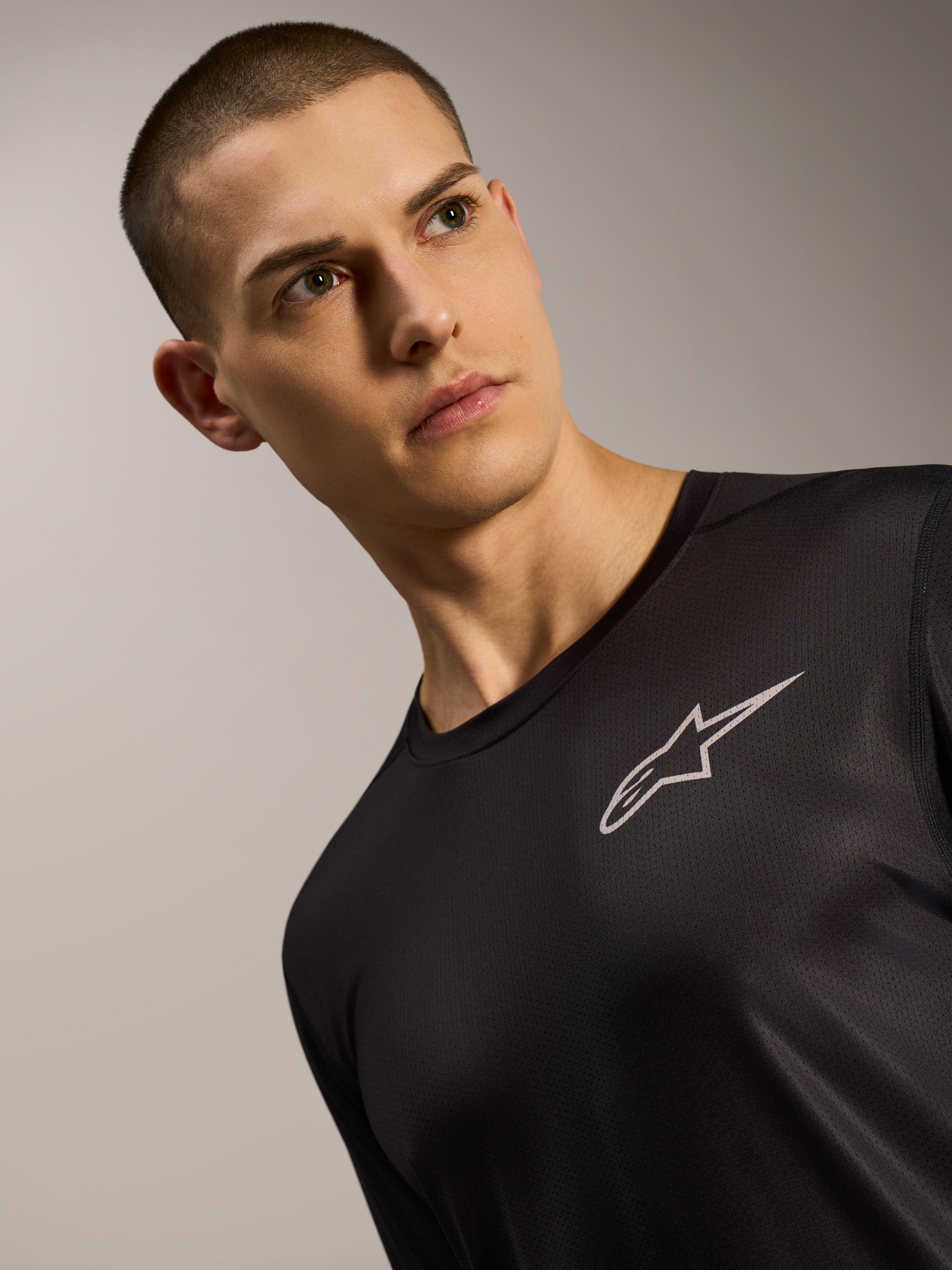 Maglia Alpinestars A-Dura Air a maniche lunghe nera da MTB, texture mesh traspirante e logo Astars sul petto.