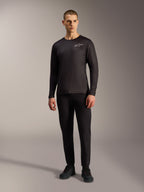 Maglia A-Dura Air nera a maniche lunghe, abbigliamento MTB traspirante con logo Alpinestars bianco su un modello.