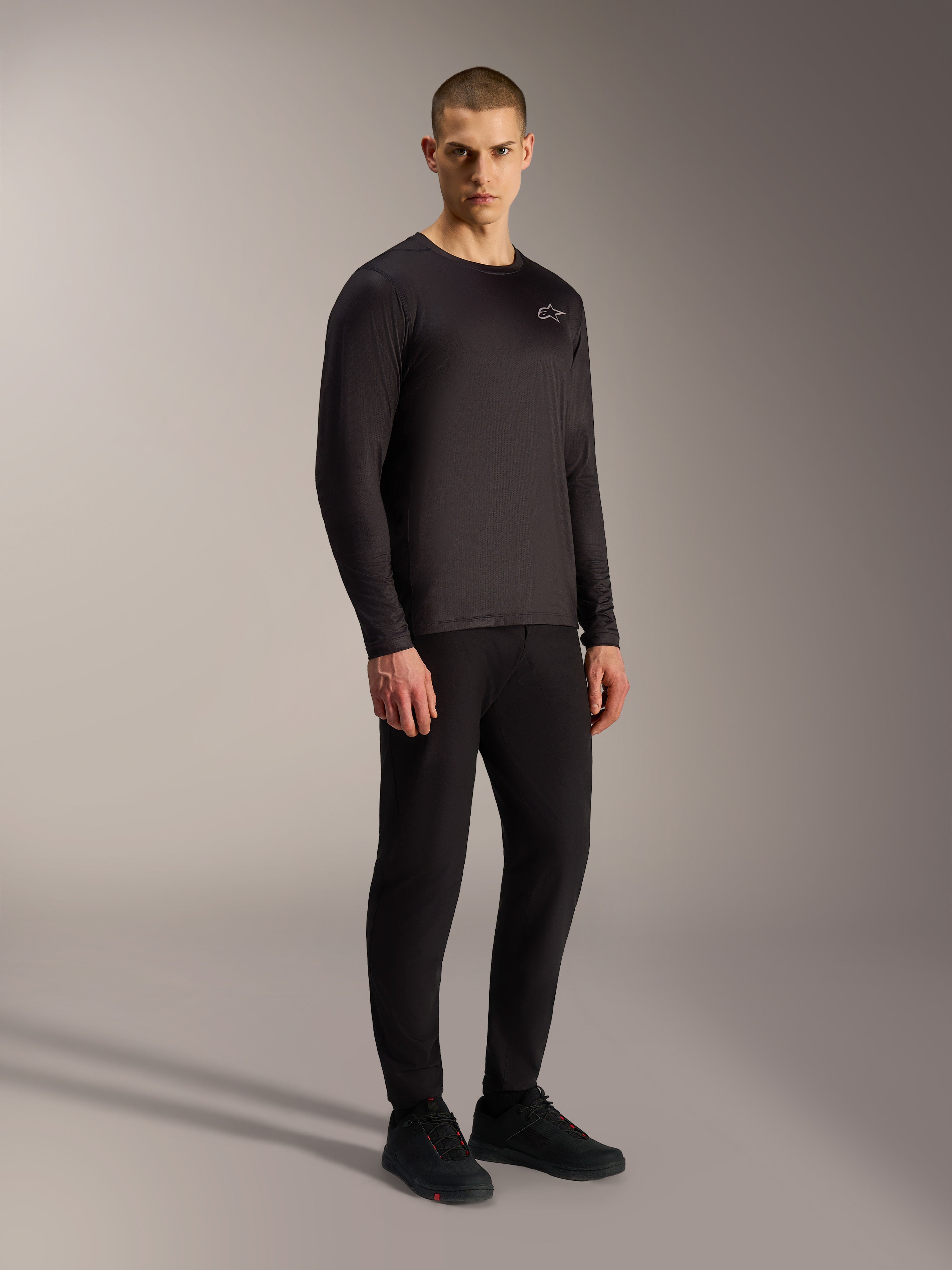 Maglia Alpinestars A-Dura Air nera a maniche lunghe, tessuto jacquard traspirante da MTB con piccolo logo sul petto.
