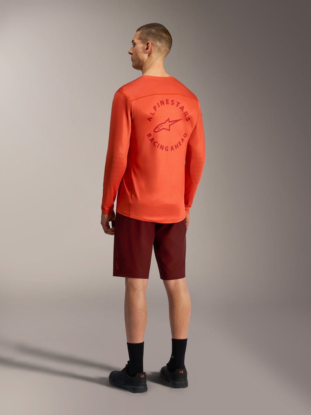 Pantaloncini Alpinestars A-Dura Ride bordeaux e maglia A-Dura Air LS arancione acceso, vista posteriore kit mountain bike.