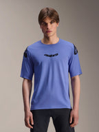 Alpinestars A-Aria Polartec Elite Jersey, maglia MTB a maniche corte, Baja Blue, indossata da un modello, con scritta 'astars' nera sul petto e loghi sulle spalle, abbigliamento tecnico da trail riding.