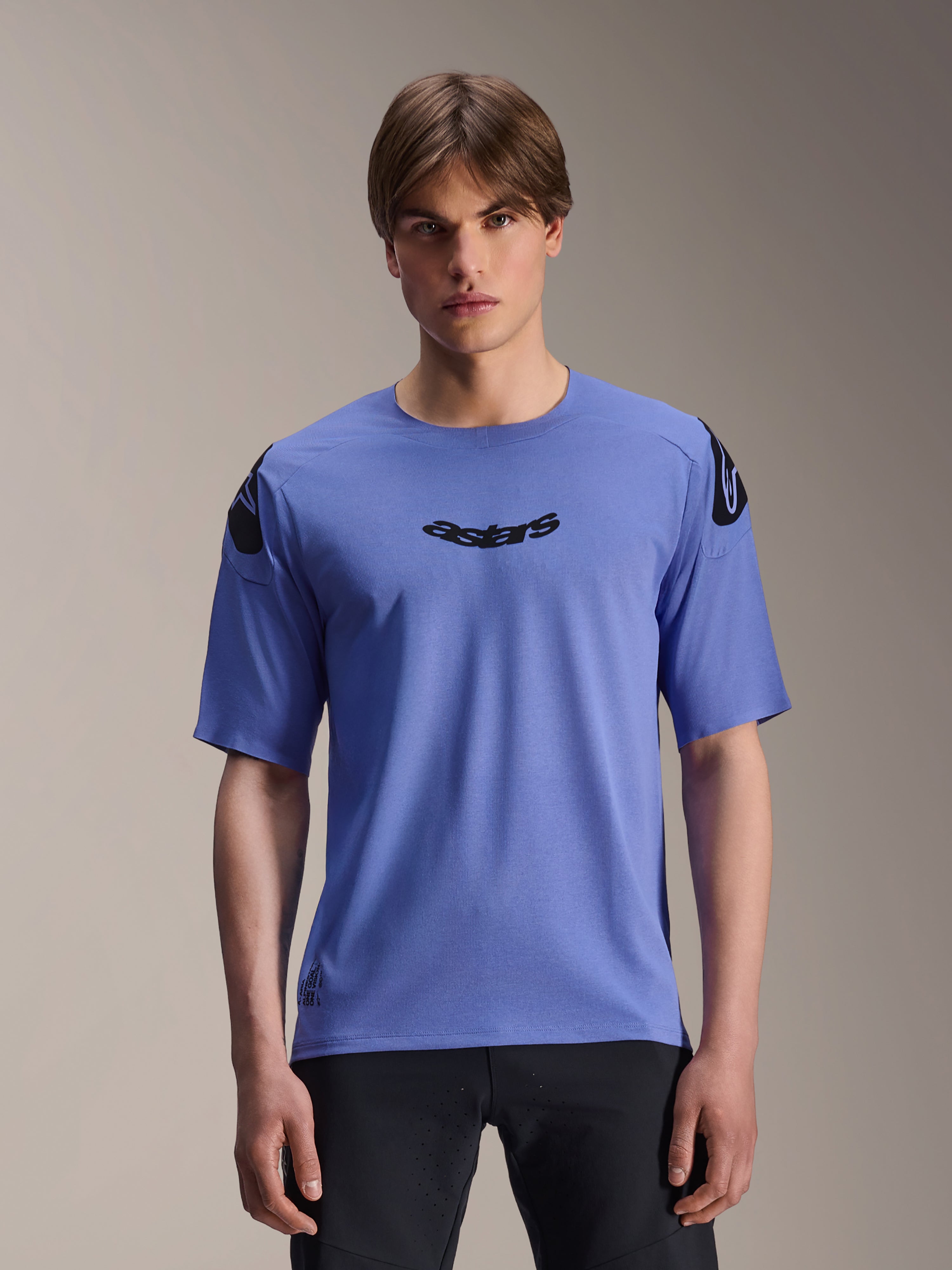 Alpinestars A-Aria Polartec Elite Jersey, maglia MTB a maniche corte, Baja Blue, indossata da un modello, con scritta 'astars' nera sul petto e loghi sulle spalle, abbigliamento tecnico da trail riding.