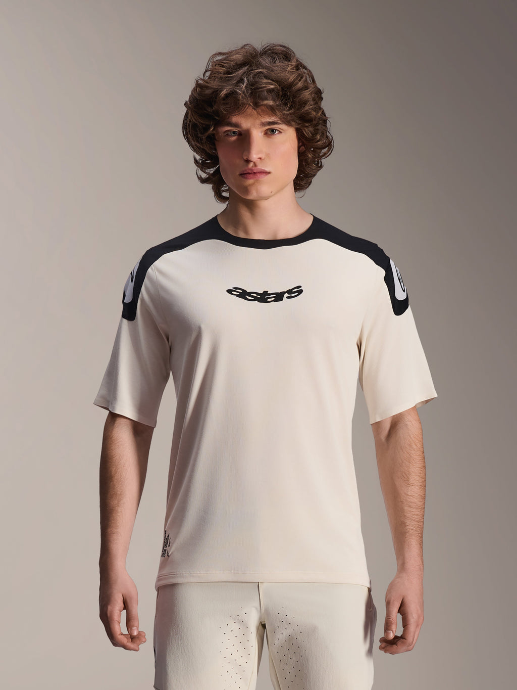 Alpinestars A-Aria Polartec Elite Jersey, maglia da mountain bike a maniche corte, ecru con pannelli neri sulle spalle, logo astars nero sul petto, abbigliamento MTB performance fit
