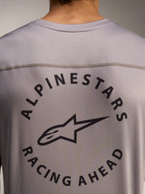 Dettaglio posteriore maglia A-Dura Air grigia con logo Alpinestars Racing Ahead su tessuto mini mesh traspirante.