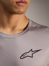 Alpinestars A-Dura Air, maglia grigia a maniche corte in tessuto mini mesh traspirante con logo Astars nero sul petto.