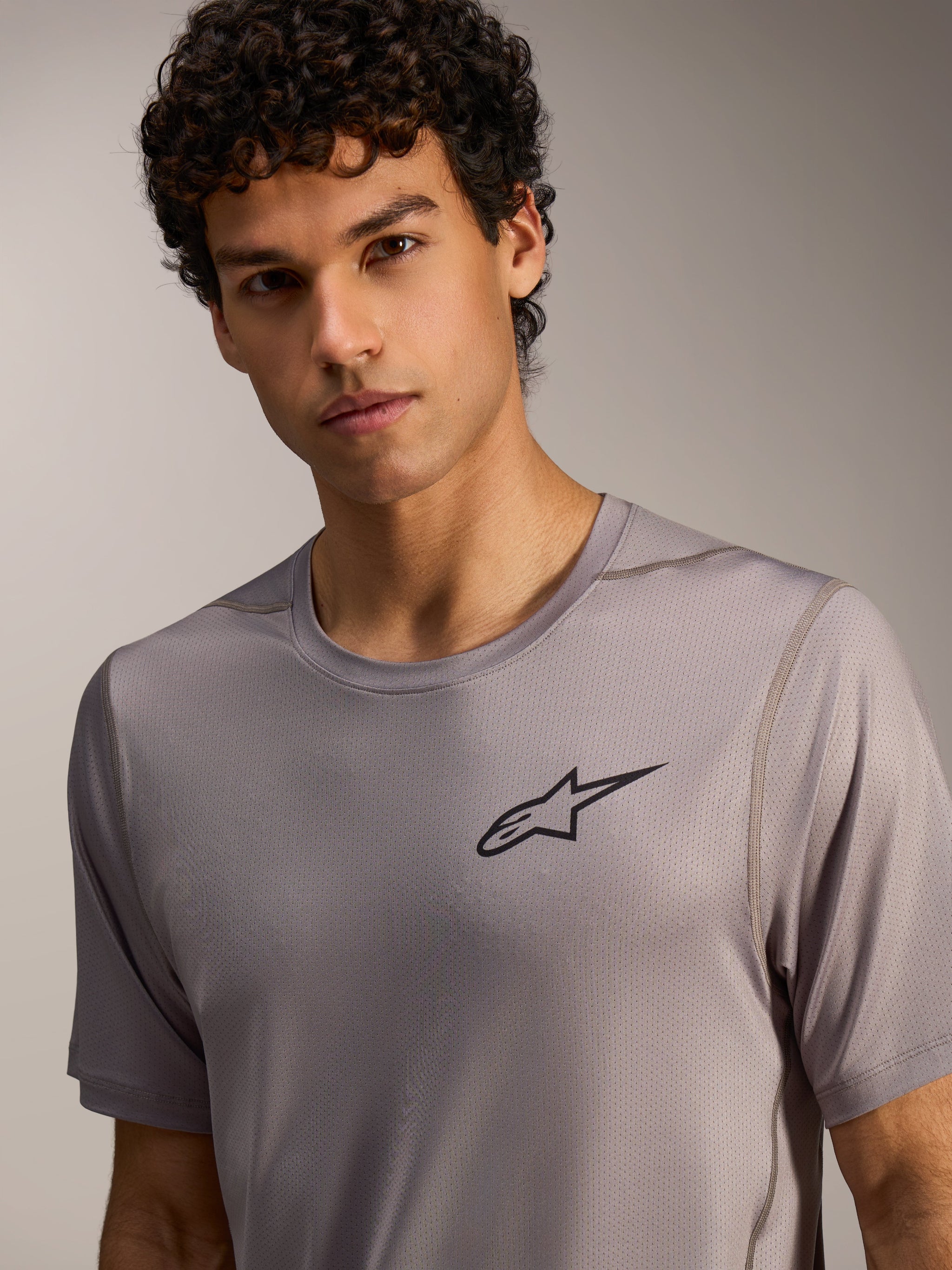 Alpinestars A-Dura Air Maglia grigia a maniche corte in mini-mesh con logo Astars nero sul petto.