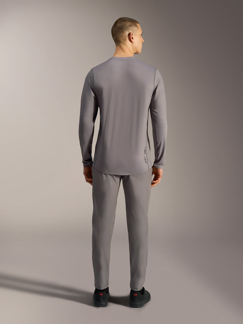 Maglia Alpinestars A-Dura Ride grigia a maniche lunghe, capo da MTB in tessuto jacquard tecnico con coda allungata.