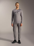 Alpinestars A-Dura Ride Maglia maniche lunghe grigia con logo nero sul petto, abbinata a pantaloni MTB coordinati.