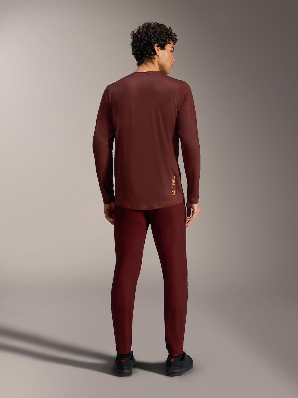 Maglia MTB Alpinestars A-Dura Ride bordeaux a maniche lunghe, vista posteriore con logo giallo sulla schiena.