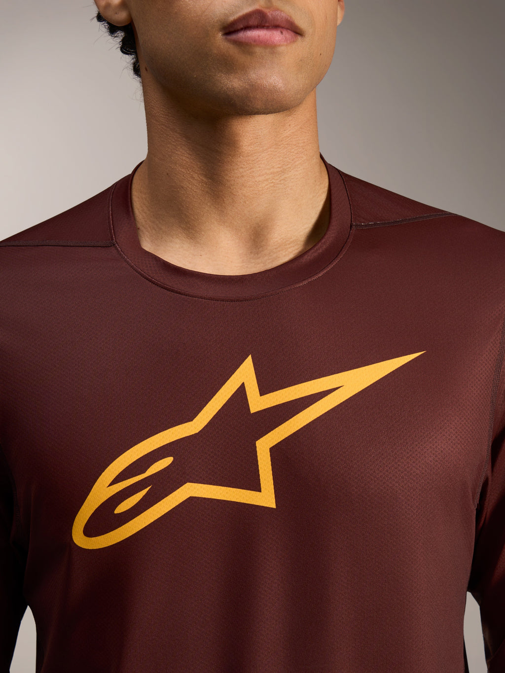 Maglia a maniche lunghe A-Dura Ride bordeaux con logo Astars giallo su tessuto jacquard tecnico.