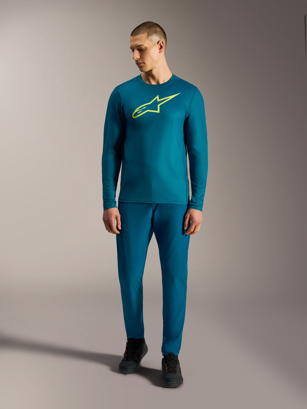 Maglia Alpinestars A-Dura Ride a maniche lunghe blu verde, logo giallo lime, abbigliamento tecnico MTB uomo.