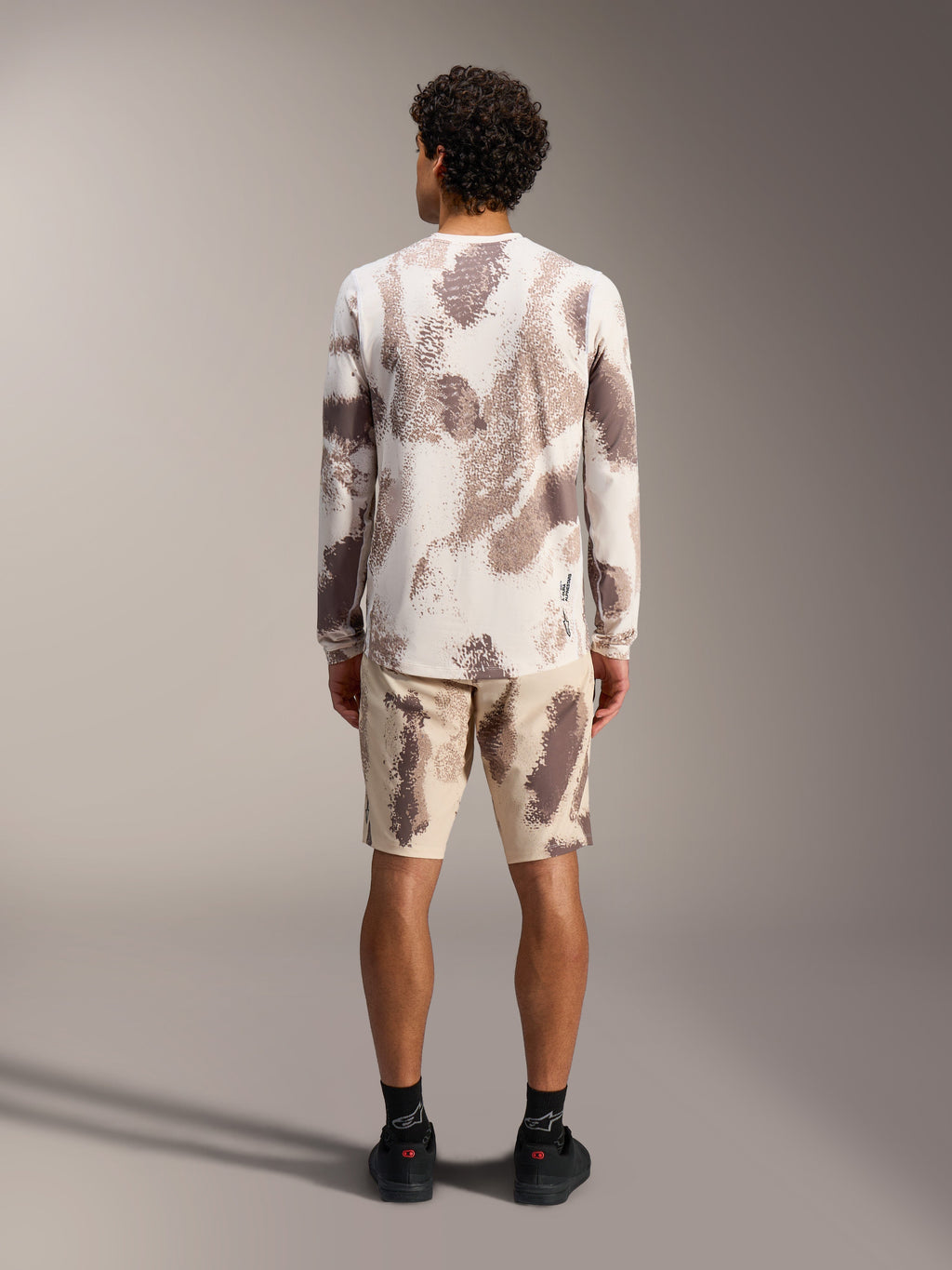 Completo MTB Alpinestars A-Dura Ride in sand camo, maglia a maniche lunghe e pantaloncini, vista posteriore.