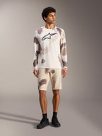 Maglia Alpinestars A-Dura Ride LS in sand camo, abbigliamento MTB tecnico con grande logo Astars nero sul petto.