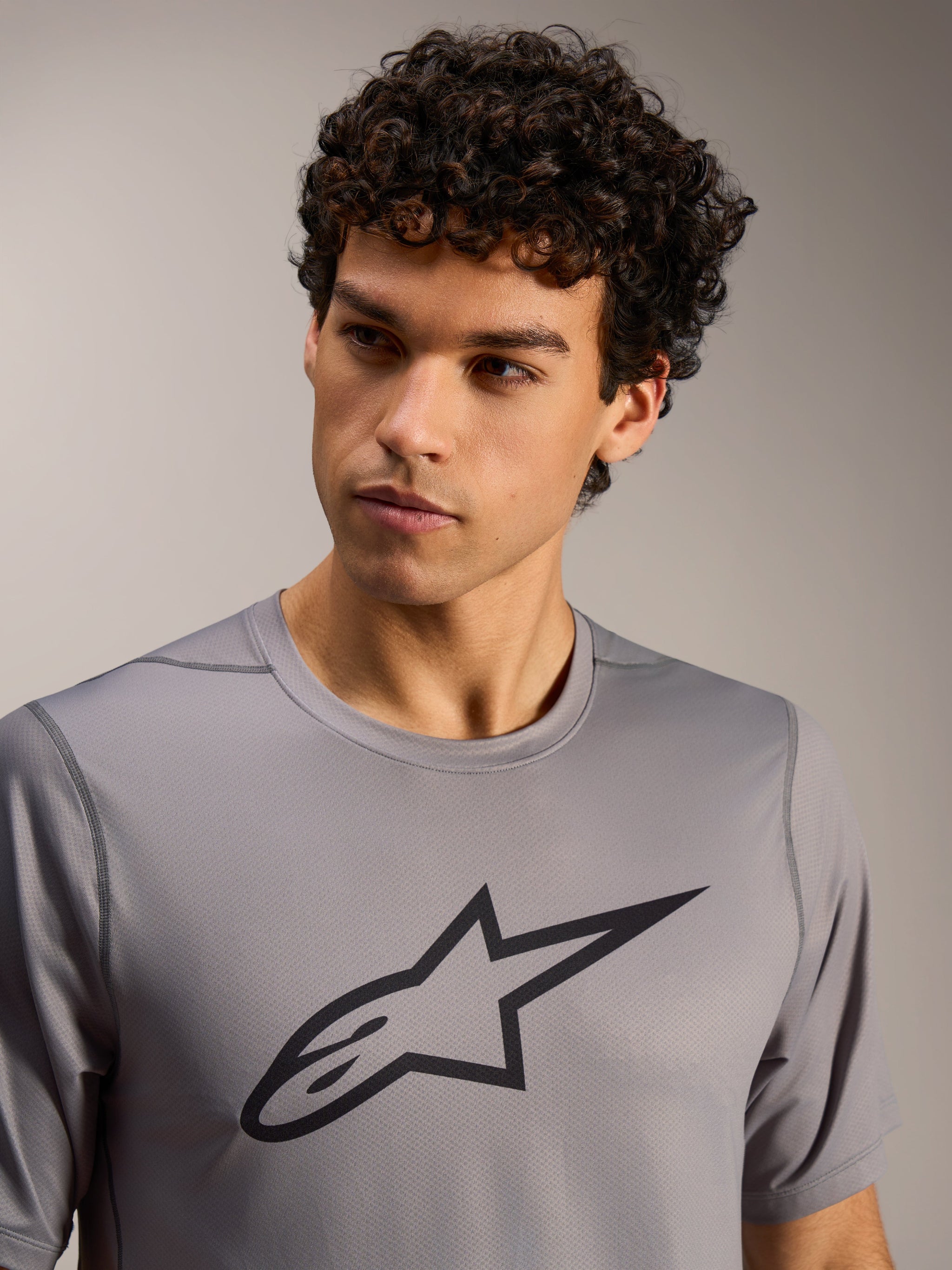 Maglia Alpinestars A-Dura Ride grigia con logo Astars nero sul petto, abbigliamento tecnico leggero da MTB.