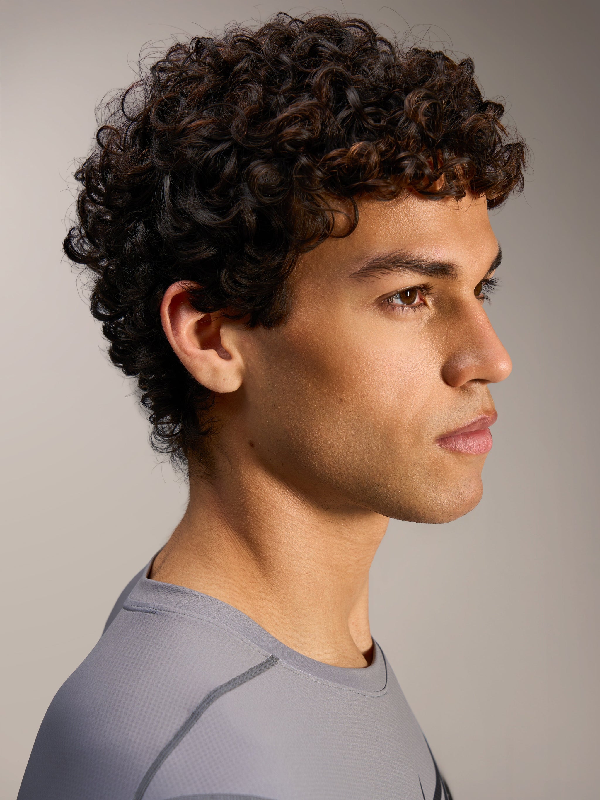 Maglia Alpinestars A-Dura Ride grigia, primo piano di profilo con girocollo sportivo e tessuto traspirante.