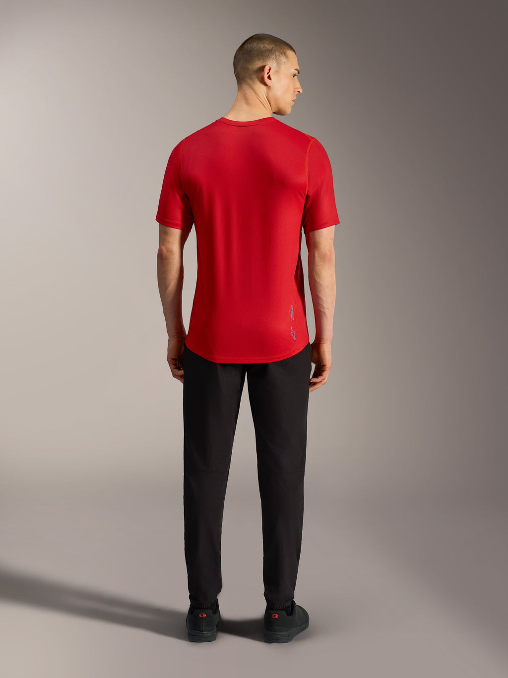 Maglia A-Dura Ride rossa a maniche corte, vista posteriore con orlo allungato e tessuto leggero da MTB.