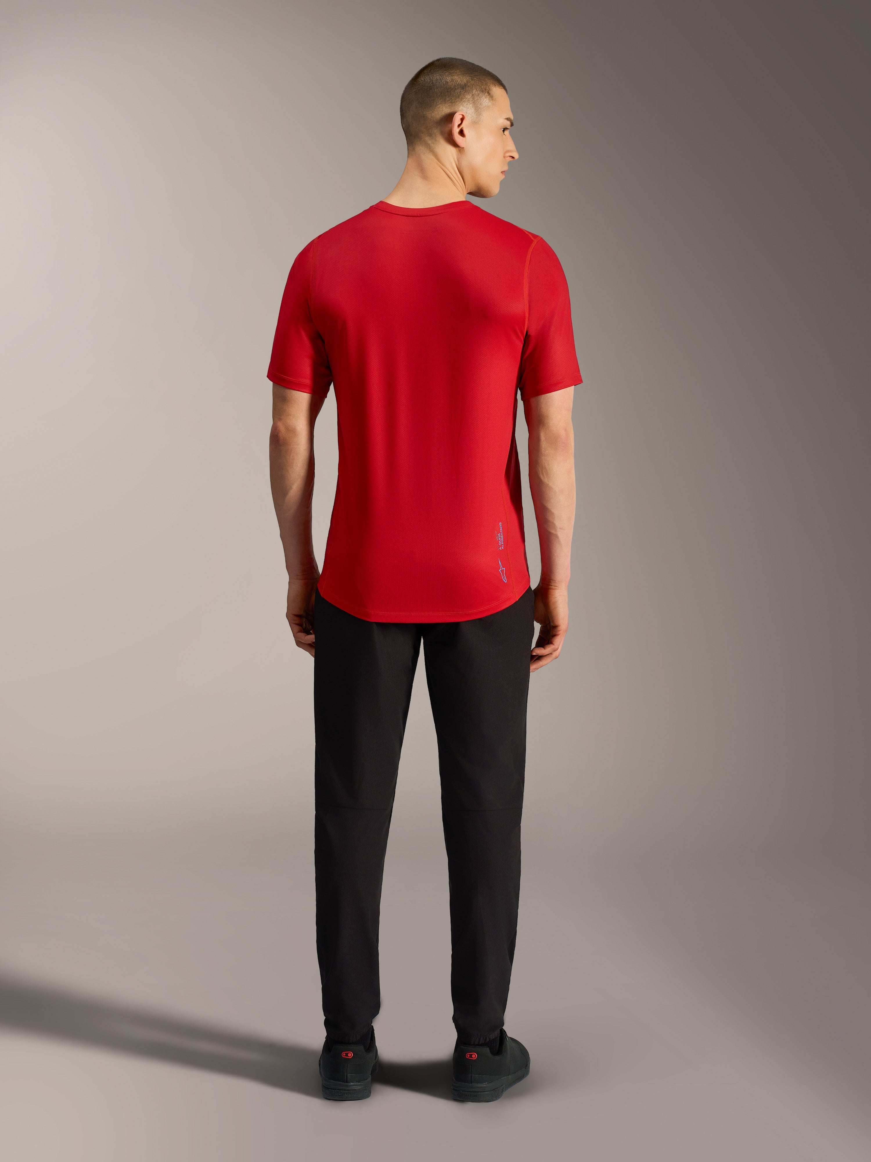 Maglia A-Dura Ride rossa a maniche corte, vista posteriore con orlo allungato e tessuto leggero da MTB.